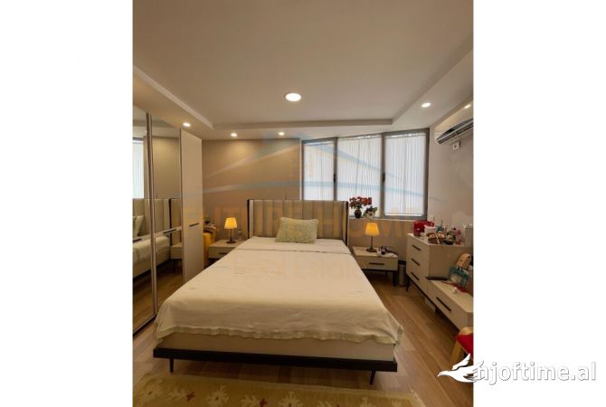 Shtepi ne shitje Apartament ne Tirane, 3+1, Mobilimi E mobiluar, Pagesa 240,000  Euro.