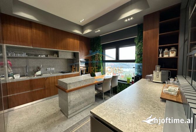 Shtepi me qera Penthose(kati i fundit panoramik) ne Tirane, 4+1, Mobilimi E mobiluar, Pagesa 3,000  Euro.