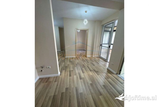 Shtepi ne shitje Apartament ne Tirane, 2+1, Mobilimi E mobiluar, Pagesa 115,000  Euro.