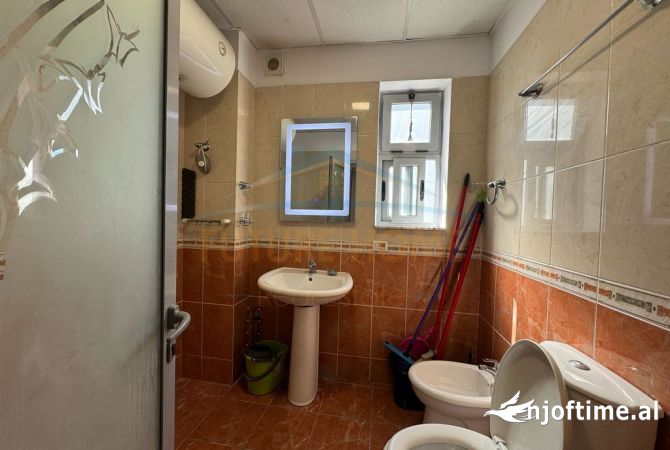 Shtepi ne shitje Apartament ne Tirane, 2+1, Mobilimi E mobiluar, Pagesa 135,000  Euro.