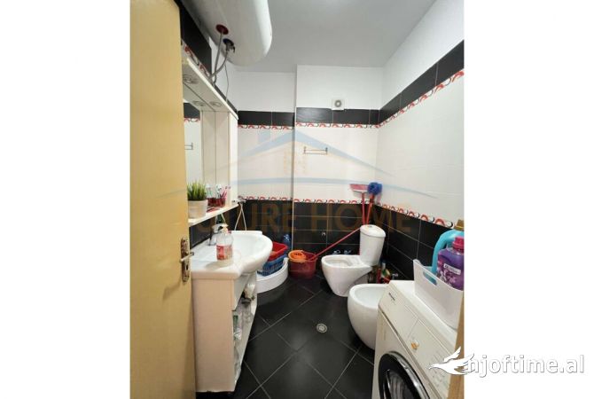 Shtepi ne shitje Apartament ne Tirane, 2+1, Mobilimi E mobiluar, Pagesa 132,000  Euro.