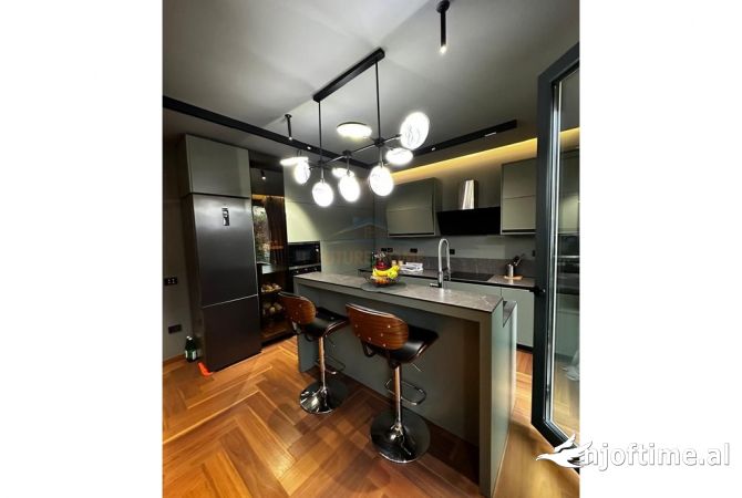 Shtepi ne shitje Apartament ne Tirane, 3+1, Mobilimi E mobiluar, Pagesa 1,500,000  Euro.