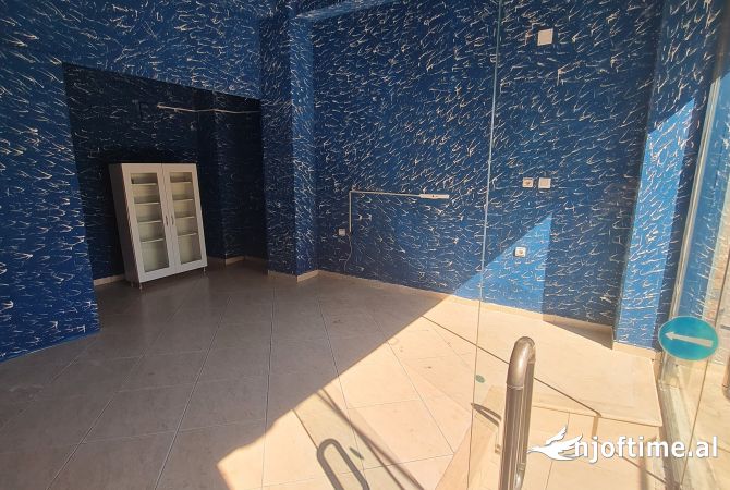 Jepet me qera , Perball me 2 shkolla ,Rruga telegrafi 