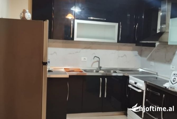 Shtepi me qera Apartament ne Tirane, 1+1, Mobilimi Pjeserisht e mobiluar, Pagesa 55,000  Leke.