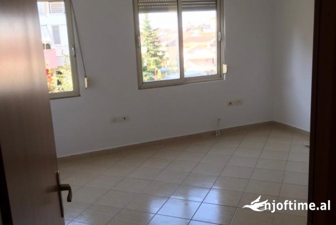 Shtepi me qera Apartament ne Tirane, 2+1, Mobilimi Bosh, pa mobiluar, Pagesa 550  Euro.