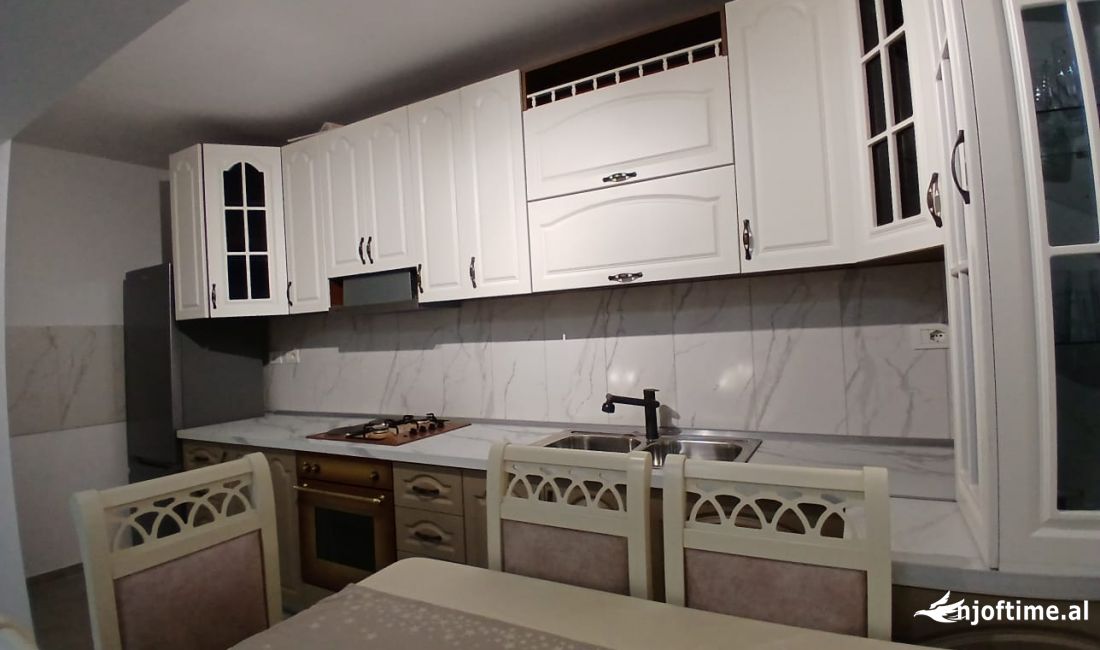 Shtepi me qera Apartament ne Tirane, 2+1, Mobilimi E mobiluar, Pagesa 600  Euro.