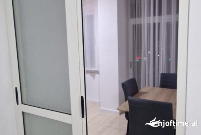 Shtepi me qera Apartament ne Tirane, 1+1, Mobilimi Pjeserisht e mobiluar, Pagesa 680,000  Leke.
