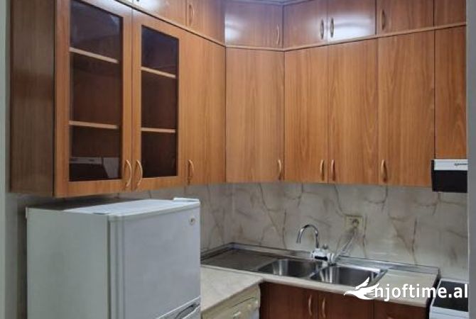 Shtepi me qera Apartament ne Tirane, 1+1, Mobilimi Pjeserisht e mobiluar, Pagesa 680,000  Leke.