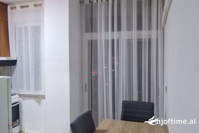 Shtepi me qera Apartament ne Tirane, 1+1, Mobilimi Pjeserisht e mobiluar, Pagesa 680,000  Leke.