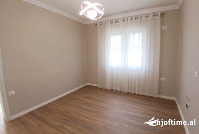 Shtepi ne shitje Apartament ne Tirane, 1+1, Mobilimi Bosh, pa mobiluar, Pagesa 125,000  Euro.