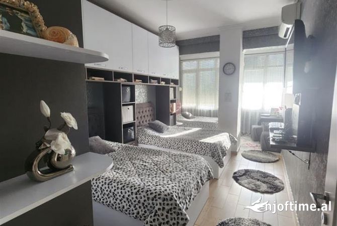Shtepi ne shitje Apartament ne Tirane, 2+1, Mobilimi E mobiluar, Pagesa 140,000  Euro.
