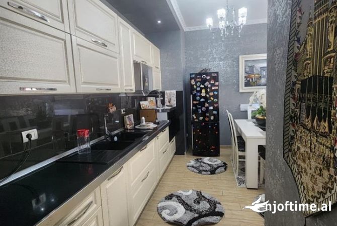 Shtepi ne shitje Apartament ne Tirane, 2+1, Mobilimi E mobiluar, Pagesa 140,000  Euro.