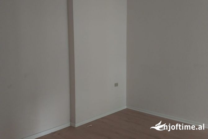 Shtepi me qera Apartament ne Tirane, 2+1, Mobilimi Bosh, pa mobiluar, Pagesa 550  Euro.