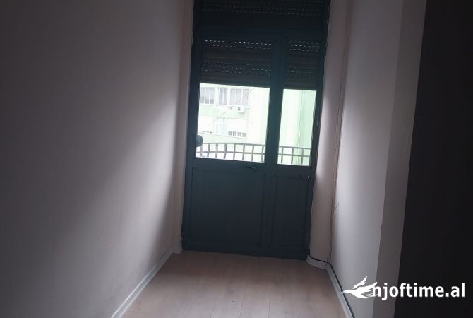 Shtepi me qera Apartament ne Tirane, 2+1, Mobilimi Bosh, pa mobiluar, Pagesa 550  Euro.