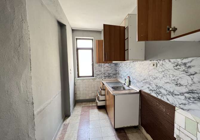 Shtepi ne shitje Papafingo(kati i catise) ne Tirane, 1+1, Mobilimi Bosh, pa mobiluar, Pagesa 110,000  Euro.