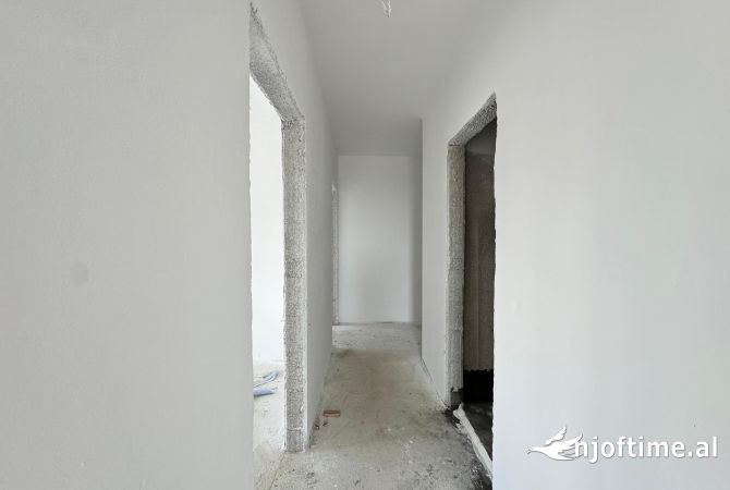Shtepi ne shitje Apartament ne Tirane, 2+1, Mobilimi Bosh, pa mobiluar, Pagesa 126,860  Euro.