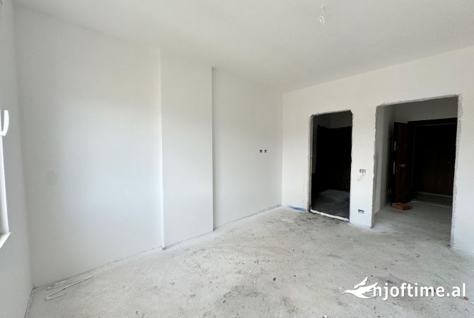 Shtepi ne shitje Apartament ne Tirane, 2+1, Mobilimi Bosh, pa mobiluar, Pagesa 126,860  Euro.