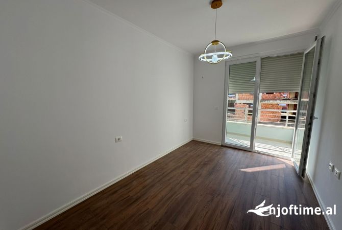 Shtepi ne shitje Apartament ne Tirane, 1+1, Mobilimi Bosh, pa mobiluar, Pagesa 119,000  Euro.