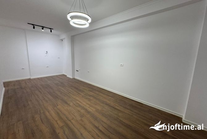 Shtepi ne shitje Apartament ne Tirane, 1+1, Mobilimi Bosh, pa mobiluar, Pagesa 119,000  Euro.