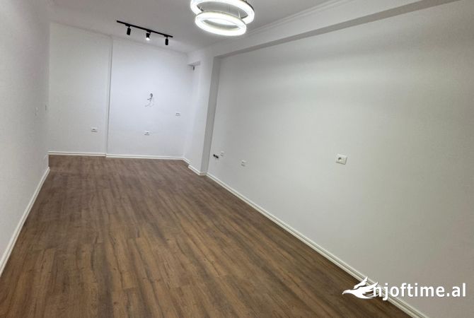 Shtepi ne shitje Apartament ne Tirane, 1+1, Mobilimi Bosh, pa mobiluar, Pagesa 119,000  Euro.