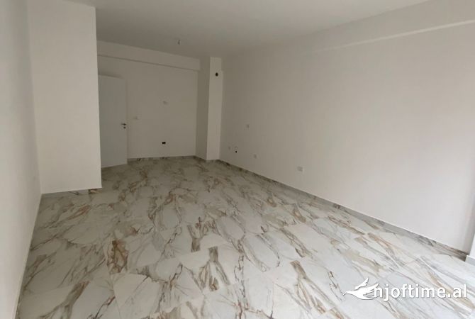 Shtepi ne shitje Apartament ne Tirane, 1+1, Mobilimi Bosh, pa mobiluar, Pagesa 95,000  Euro.