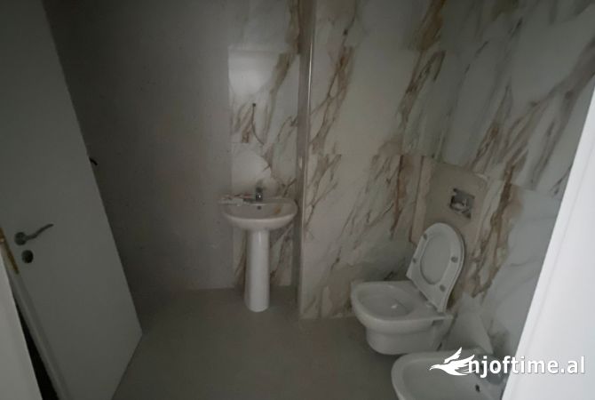 Shtepi ne shitje Apartament ne Tirane, 1+1, Mobilimi Bosh, pa mobiluar, Pagesa 95,000  Euro.