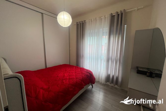 Shtepi ne shitje Apartament ne Tirane, 2+1, Mobilimi E mobiluar, Pagesa 140,000  Euro.
