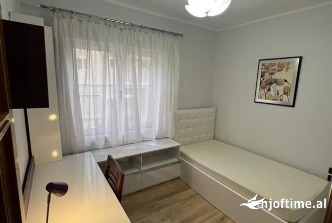 Shtepi me qera Apartament ne Tirane, 2+1, Mobilimi Pjeserisht e mobiluar, Pagesa 70,000  Leke.