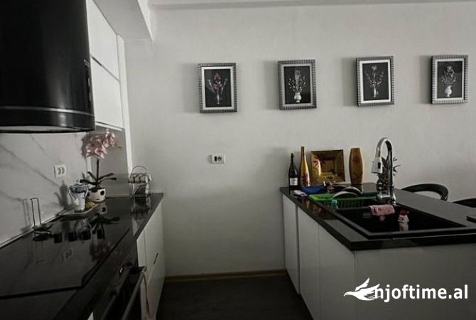 Shtepi ne shitje Apartament ne Tirane, 2+1, Mobilimi E mobiluar, Pagesa 170,000  Euro.