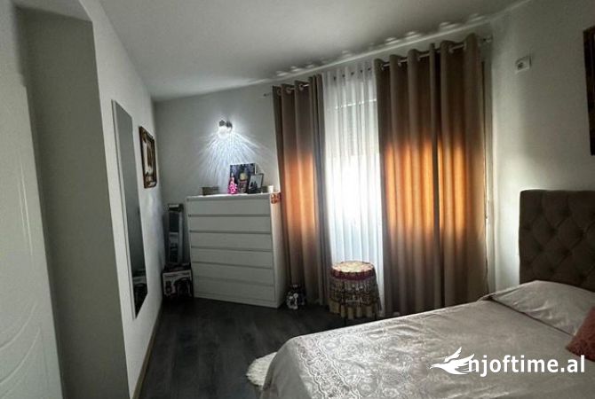 Shtepi ne shitje Apartament ne Tirane, 2+1, Mobilimi E mobiluar, Pagesa 170,000  Euro.