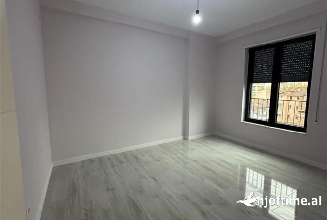 Shtepi ne shitje Apartament ne Tirane, 2+1, Mobilimi Bosh, pa mobiluar, Pagesa 220,000  Euro.