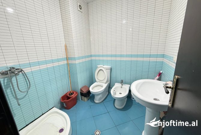 Shtepi ne shitje Apartament ne Tirane, 2+1, Mobilimi E mobiluar, Pagesa 144,000  Euro.