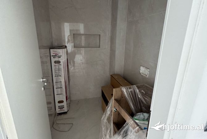 Shtepi ne shitje Apartament ne Tirane, 1+1, Mobilimi Bosh, pa mobiluar, Pagesa 75,000  Euro.