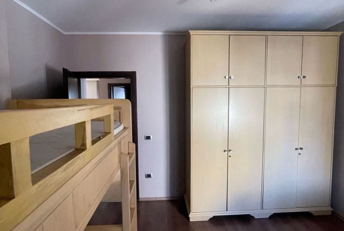 Shtepi me qera Papafingo(kati i catise) ne Tirane, 3+1, Mobilimi E mobiluar, Pagesa 700  Euro.