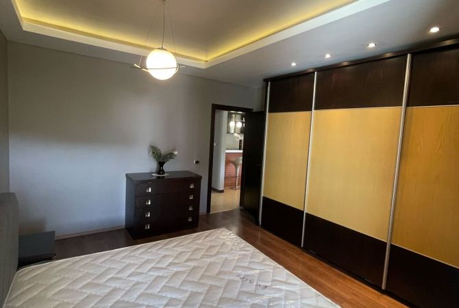 Shtepi me qera Papafingo(kati i catise) ne Tirane, 3+1, Mobilimi E mobiluar, Pagesa 700  Euro.