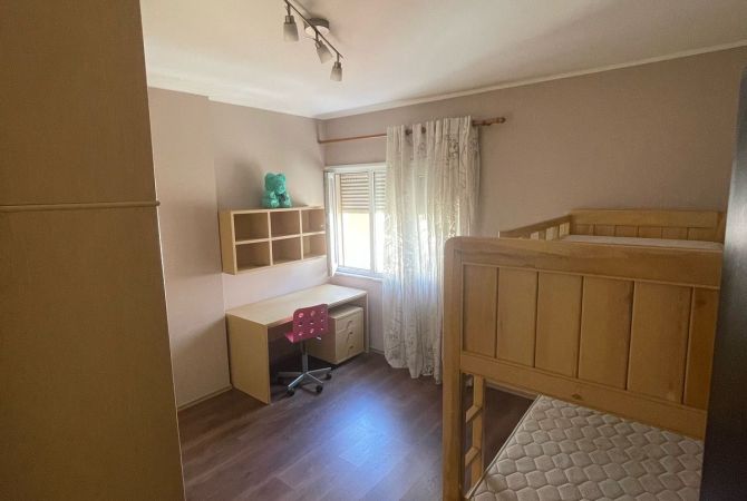 Shtepi me qera Papafingo(kati i catise) ne Tirane, 3+1, Mobilimi E mobiluar, Pagesa 700  Euro.