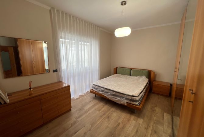 Shtepi me qera Apartament ne Tirane, 3+1, Mobilimi E mobiluar, Pagesa 650  Euro.