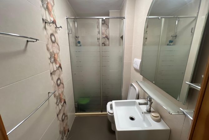 Shtepi me qera Apartament ne Tirane, 3+1, Mobilimi E mobiluar, Pagesa 650  Euro.