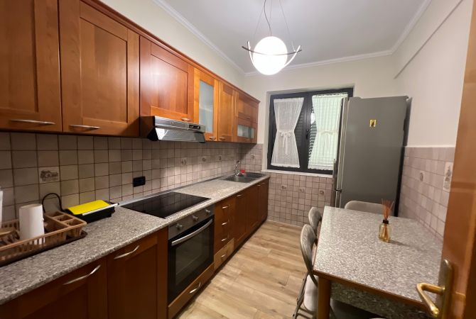 Shtepi me qera Apartament ne Tirane, 3+1, Mobilimi E mobiluar, Pagesa 650  Euro.