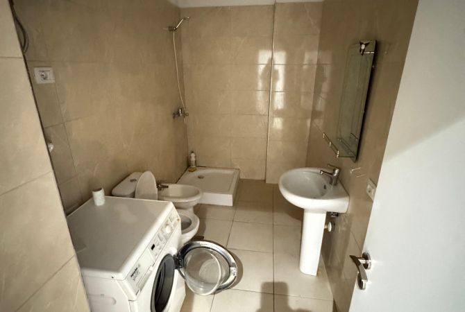 Shtepi me qera Apartament ne Tirane, 2+1, Mobilimi E mobiluar, Pagesa 65,000  Leke.