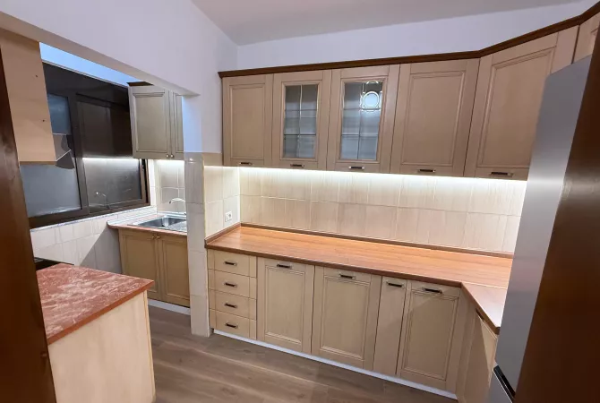 Shtepi ne shitje Apartament ne Tirane, 2+1, Mobilimi E mobiluar, Pagesa 185,000  Euro.