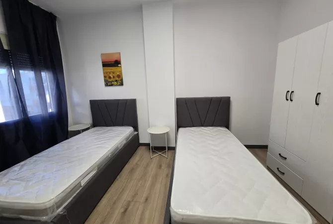 Shtepi me qera Papafingo(kati i catise) ne Tirane, 2+1, Mobilimi E mobiluar, Pagesa 65,000  Leke.