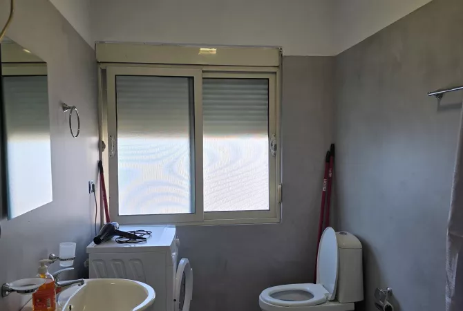 Shtepi me qera Papafingo(kati i catise) ne Tirane, 2+1, Mobilimi E mobiluar, Pagesa 65,000  Leke.