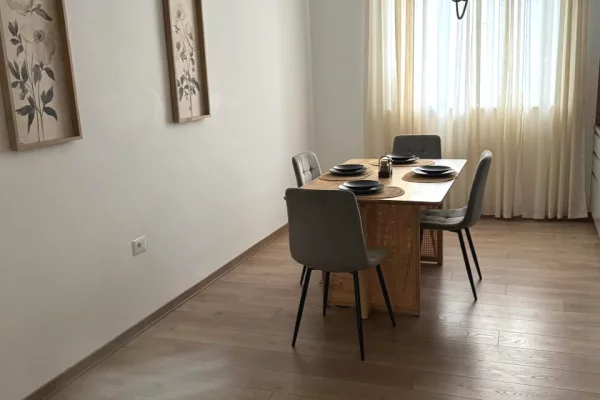 Shtepi me qera Apartament ne Tirane, 2+1, Mobilimi E mobiluar, Pagesa 950  Euro.