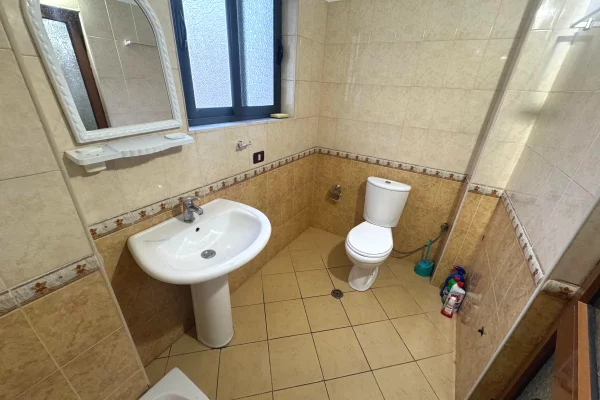 Shtepi me qera Apartament ne Tirane, 2+1, Mobilimi E mobiluar, Pagesa 50,000  Leke.