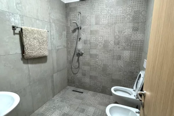 Shtepi me qera Apartament ne Tirane, 2+1, Mobilimi E mobiluar, Pagesa 75,000  Leke.