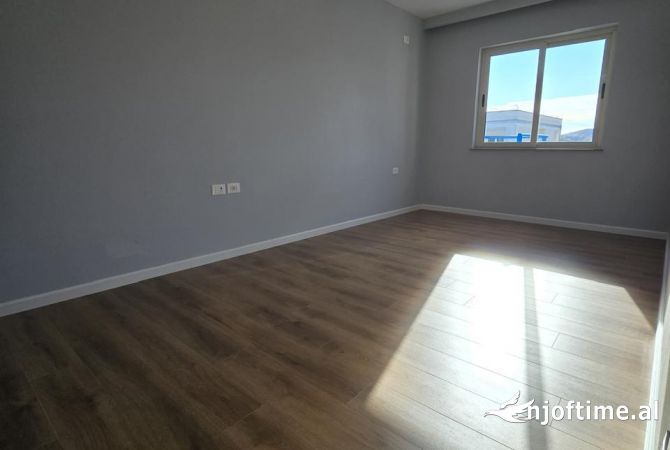 Shtepi ne shitje Apartament ne Tirane, 2+1, Mobilimi Bosh, pa mobiluar, Pagesa 108,000  Euro.