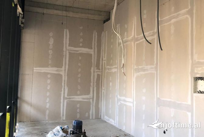 Shitet Super Ambient Biznesi Rruga Mine Peza