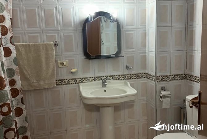 Shtepi ne shitje Apartament ne Tirane, 2+1, Mobilimi E mobiluar, Pagesa 216,000  Euro.