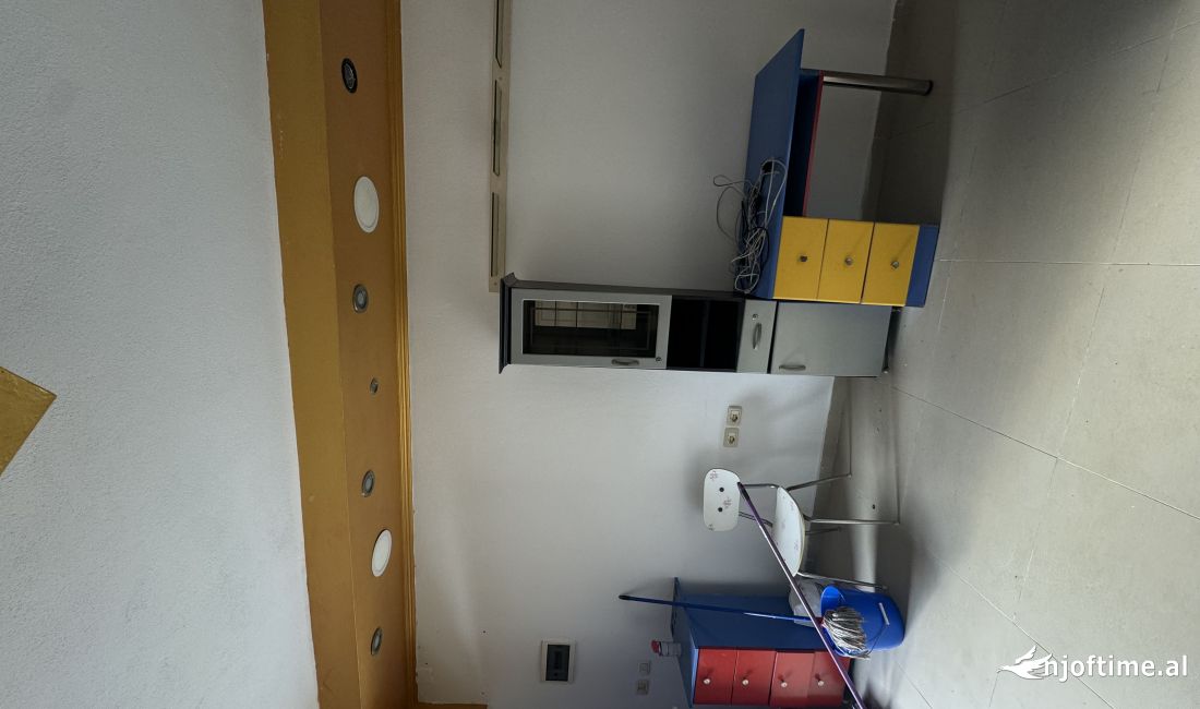 Shtepi ne shitje Apartament ne Tirane, Garsoniere, Mobilimi Pjeserisht e mobiluar, Pagesa 42,000  Euro.